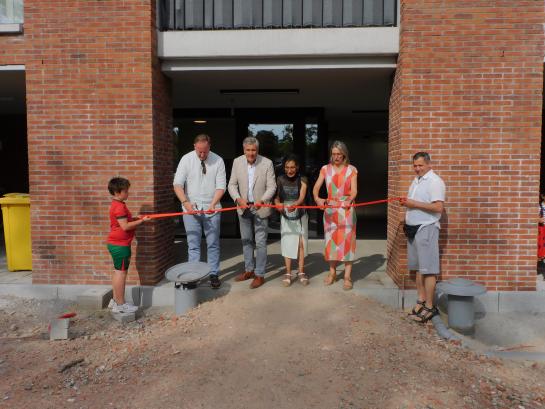 Officiële opening, knippen lint door bewoners, Stad en Woonboog